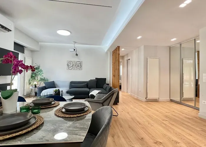 Trion Ierarchon Modern 3 Bdr Apt In Petralona